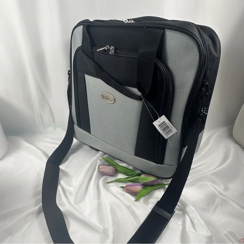 NWT Bella Russo laptop bag Please see the description